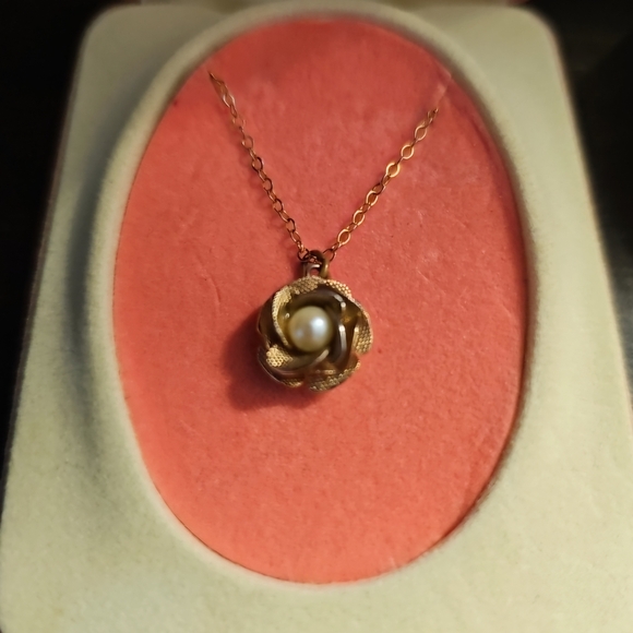 Vintage 70's Sweet 15" Mesh Gold Tone Rose Necklace with Pearl Accent in Box - Picture 2 of 4